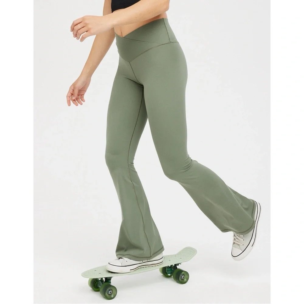 OFFLINE by Aerie Flare Pants Size M Green Real Me Crossover High Rise Leggings